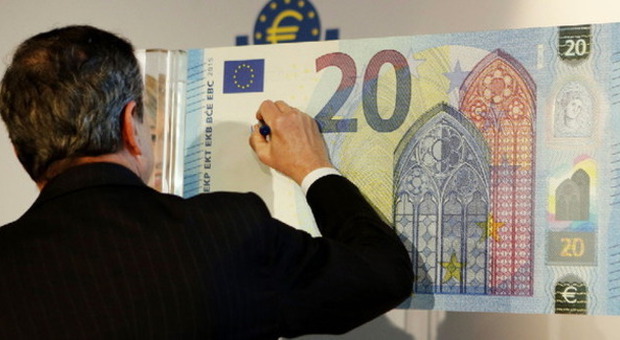 Euro, Draghi battezza la nuova banconota da 20 anti falsari