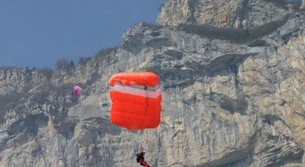Base jumper 25enne muore sul monte Brento: si è schiantato lanciandosi dal Becco dell'Aquila