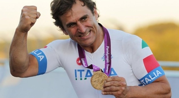Alex Zanardi, rimonta e medaglia d'oro Ancora immenso, la dedica a Gimbo