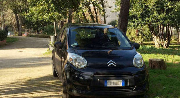 L'auto parcheggiata dentro Villa Leopardi nel quartiere Trieste (Foto