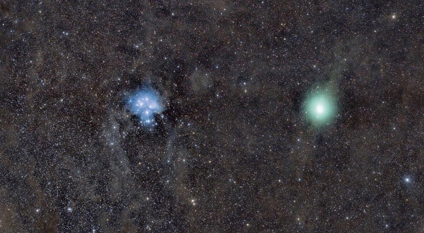Una bella immagine della cometa Wirtanen, a sinistra le Pleiadi nella costellazione del Toro