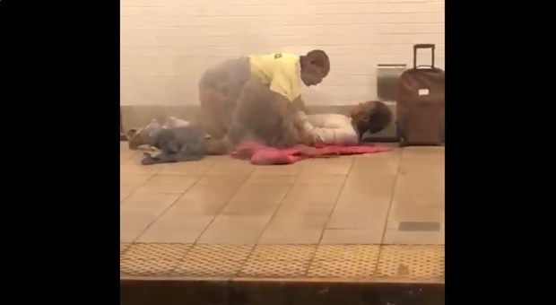Sesso sulla banchina della metro, coppia focosa ripresa dai passeggeri