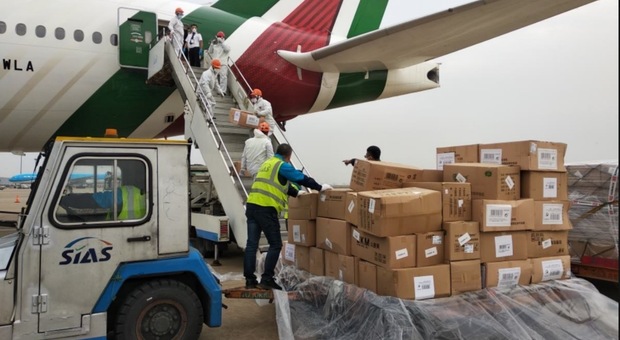 Coronavirus, in arrivo 3,5 milioni di mascherine dalla Cina su un volo speciale Alitalia