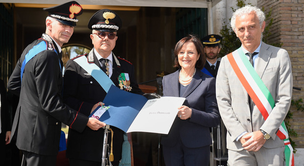 Il colonnello Dimiccoli (secondo da sinistra) riceve l'onoreficenza di cavaliere della Repubblica