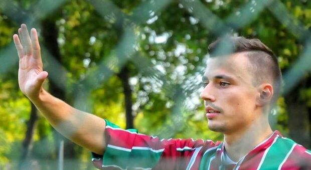 Mantova, calciatore di 27 anni si accascia a terra durante la partita: muore in ospedale