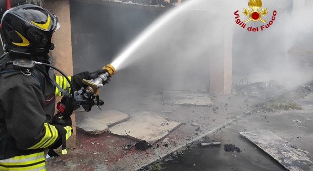 Incendio a San Bonifacio, le fiamme hanno inghiottito una palazzina con 11 appartamenti: 30 persone evacuate