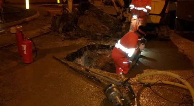 Fuga di gas, conduttura si rompe Via Ancona chiusa al traffico 4 ore