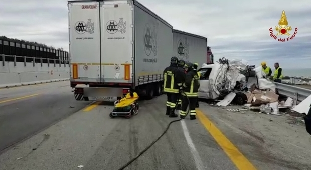 Autotreno travolge un'auto sull'A14. Muore una persona, traffico in tilt: coinvolto furgone con farmaci radioattivi