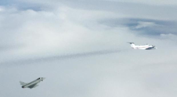 Aereo sconosciuto nei cieli italiani: le immagini dell'intercettazione da parte dei nostri Eurofighter