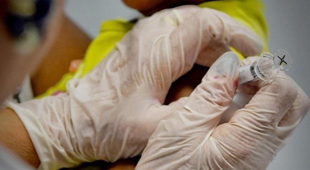 Coronavirus, test del vaccino sull'uomo: volontari tra 18 e 45 anni e senza patologie
