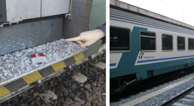 Il treno regionale è in ritardo, l'assalto degli studenti a colpi di martello: danni per 4mila euro