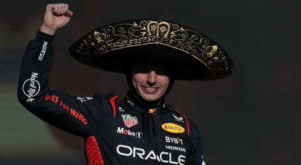 In Messico Verstappen festeggia sul podio dopo la sedicesima vittoria della stagione