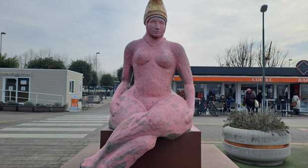 IMBRATTATA La statua di Valerio Bacciolo dipinta di rosa