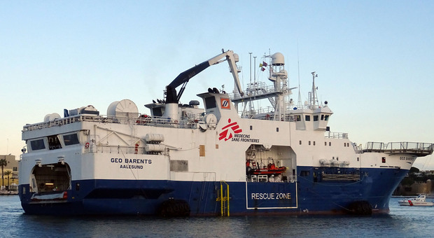Al porto di Bari una nave con 85 migranti salvati in mare (e due cadaveri). Arriverà giovedì