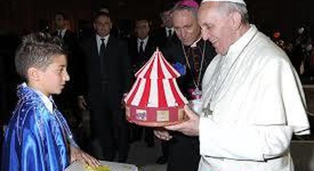 Papa Bergoglio manda i barboni e i migranti al circo ma viene contestato dalla Lega per la protezione animali