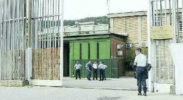 Covid nel carcere di Salerno: infetti 17 agenti e la direttrice