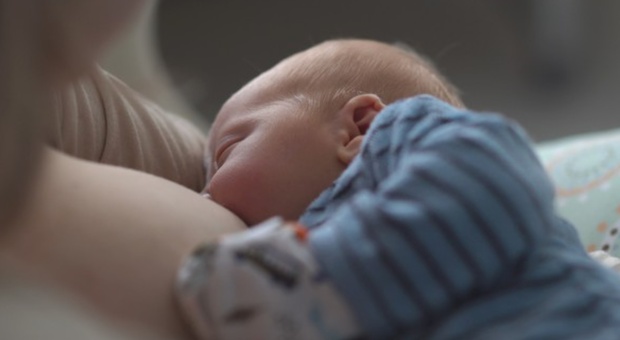 «Amore puoi allattare nostro figlio in un'altra stanza?»: la richiesta del marito scatena le polemiche. Ecco il motivo