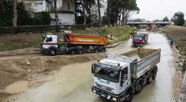 Camion e ruspe: Monticano liberato portati via 220 carichi di ghiaia