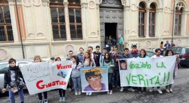 I piazza per Raoul, il 16enne morto sotto a un treno: «Non si è ucciso»