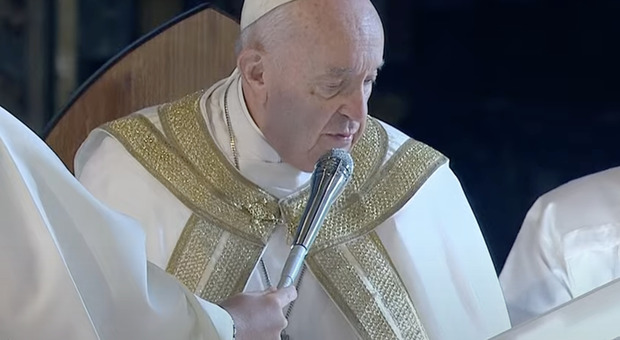 Papa Francesco a San Pietro annuncia la Pasqua: «Gesù non appartiene al passato ma spinge tutti noi ad andare avanti con fiducia»