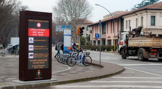 Treviso è la terza città più inquinata d'Italia: «Stop al cemento»