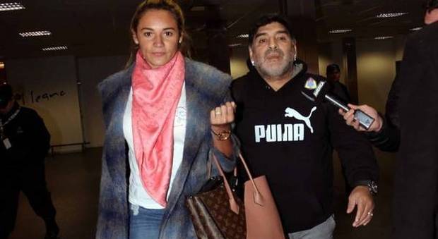 In aeroporto col passaporto rubato Maradona bloccato a Buenos Aires