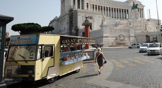 Roma, camion bar via dal centro: slitta ancora il piano