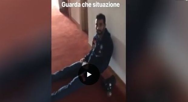 Albiol fuori, l'ironia di Jorginho: «Guarda che situazione» | Video