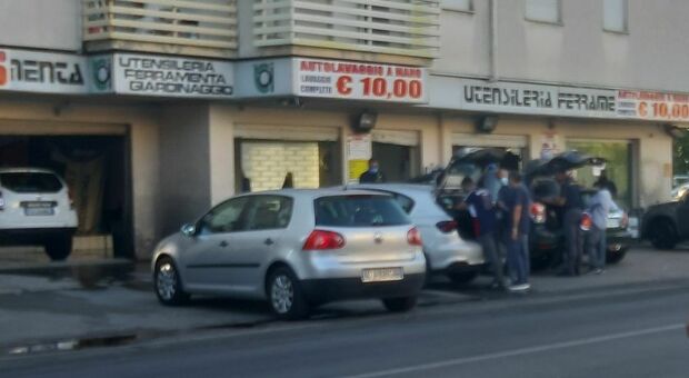Blitz all'autolavaggio di piazza Tevere, la Finanza trova quattro dipendenti senza mascherina: scattano le multe