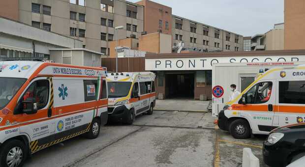 Ambulanze in attesa al pronto soccorso di Torrette