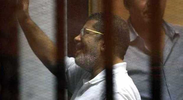 Egitto, chiesta condanna a morte per l'ex presidente Morsi: accusato di spionaggio
