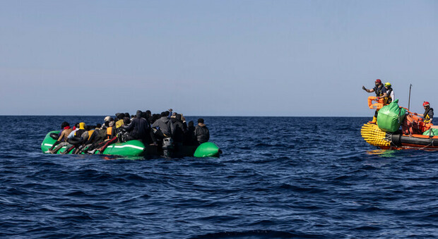 Ocean Wiking in arrivo con 223 migranti (dopo 3 diversi soccorsi in mare)