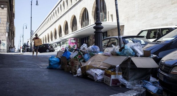 Roma, emergenza rifiuti, dieci giorni in apnea: incubo ponte del primo maggio