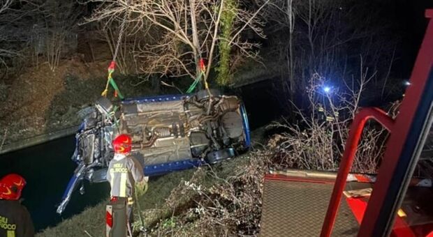 Incidente a Gemona, auto finisce in un canale