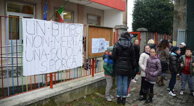 La protesta alle scuole elementari a Ca' Sabbioni