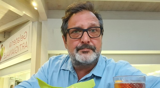 Il regista Alessandro Valori stroncato da infarto a 54 anni mentre sta cenando