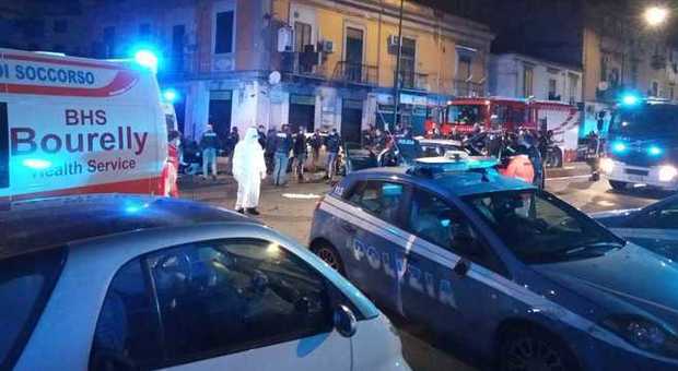 Morto a Napoli un poliziotto di 37 anni che tentava di bloccare gli autori di un colpo in banca. Un collega è invece rimasto ferito. L'auto degli agenti della pattuglia del commissariato di Secondigliano, all'altezza di Calata Capodichino, ha cercato di