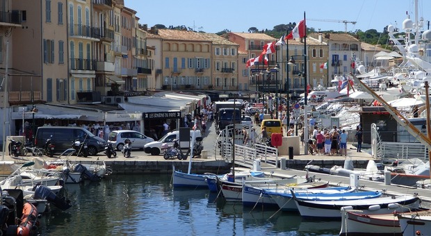 Saint-Tropez, cliente italiano inseguito dal cameriere: aveva lasciato "solo" 500 euro di mancia