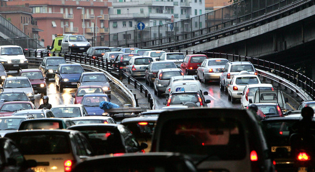 Traffico, a Roma in un anno 24 ore perse in coda ma è Milano la più congestionata d'Italia