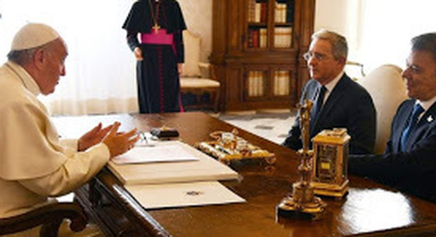 Vaticano, vertice a sorpresa per il futuro della Colombia: Bergoglio media tra il presidente Santos e l'ex Uribe