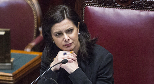 Laura Boldrini aggredita al check-in in aereoporto: «Prima gli italiani, vergogna»