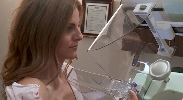 Mammografia in diretta Facebook per sensibilizzare al test: giornalista scopre così di avere un tumore al seno