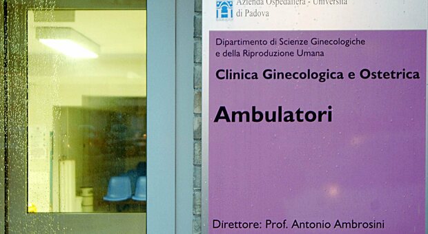 Facevano pagare 36 euro di ticket invece dei 700 previsti per l'esame: stangata per i due ginecologi Ambrosini