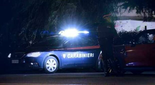Rapina nella villa di un noto imprenditore, finti poliziotti portano via bottino da 20mila euro: «Apri o ti spezziamo le gambe»