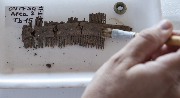Un pettine in osso trovato nelle tombe dell'antica necropoli a Cividale del Friuli