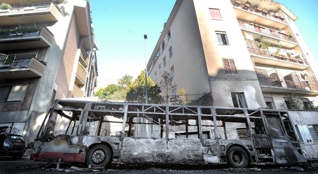 Roma, un altro bus in fiamme: danni ad auto in sosta, un terrazzo e un negozio