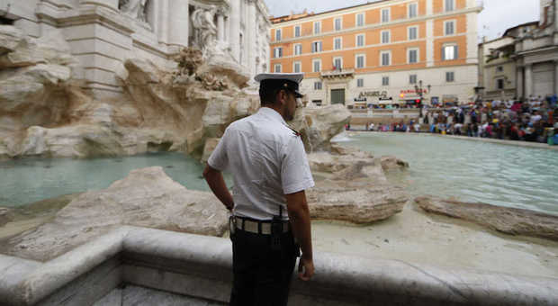 Fontana di Trevi, tuffo sincro misto all'indietro di una coppia americana: multa di 900 euro