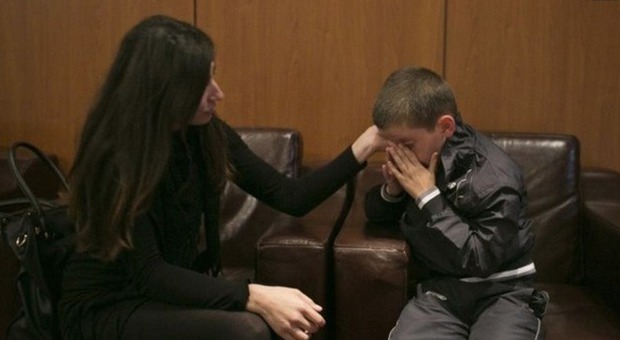 Il padre jihadista lo trascina in Siria: Erion, 8 anni, torna a casa e riabbraccia sua madre
