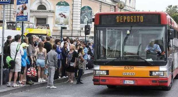 Roma, molesta donna sul bus e minaccia i carabinieri con una lametta: arrestato