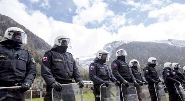 L'Austria non si ferma: "muro" e altri 50 agenti
